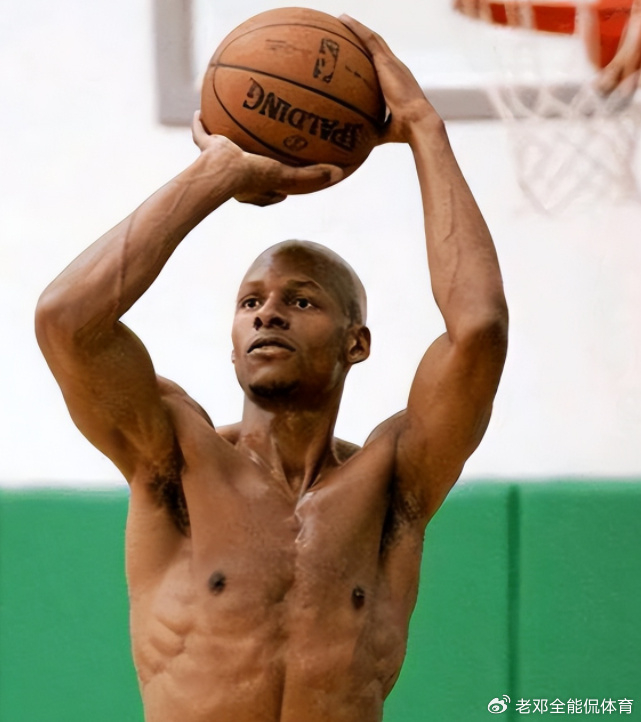 他不仅有完美腹肌,"鲨鱼肌"都练出来了,这