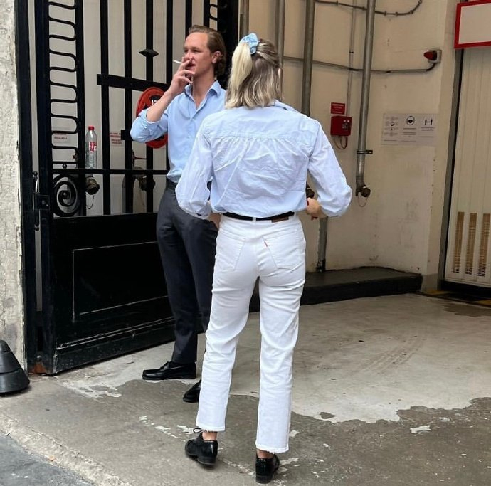 法国巴黎街头路人春夏日常穿搭街拍