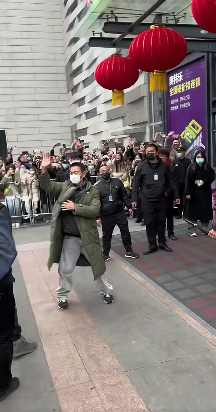 刘德华现身成都路演,穿"军大衣"现身,和众人打招呼超接地气