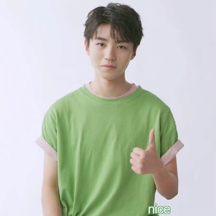 王俊凯向高考生发送一个大拇指!