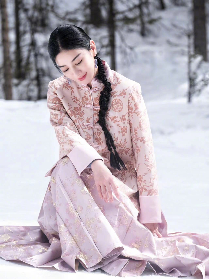 黄奕@黄奕 在新疆穿了马面裙,温柔的粉色在茫茫大雪中是一抹亮色