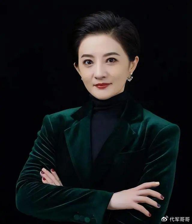 他是著名童星長大後努力拍戲卻不紅不火43歲未婚頭髮已白了