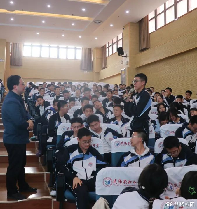 优秀校友回访母校 共话成长与发展——咸阳彩虹中学