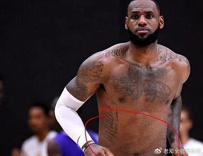 詹姆斯浑身肌肉堪称非人类,为何却几乎看不到胸肌和腹肌?