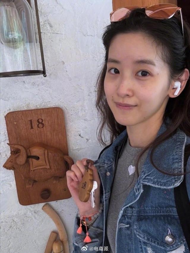 章泽天晒不丹旅行照，纯素颜出镜，状态好好啊