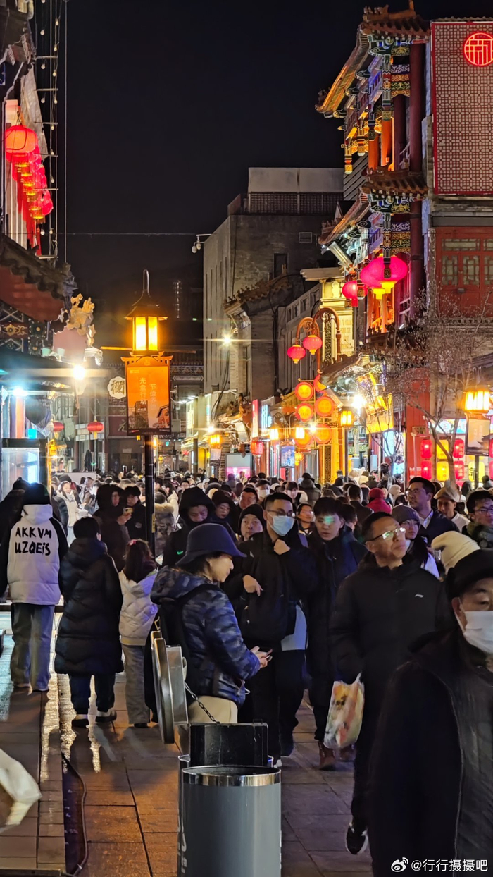 前门步行街,夜晚很热闹 摄影__财经头条