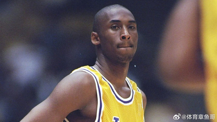 1996年的今天时年18岁的科比完成湖人首秀传奇生涯开启时刻