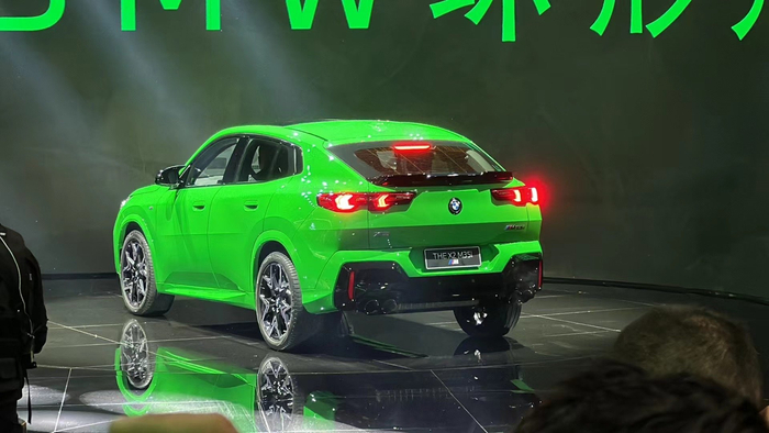 全新宝马x2亮相2023广州车展这荧光绿真的太显眼了