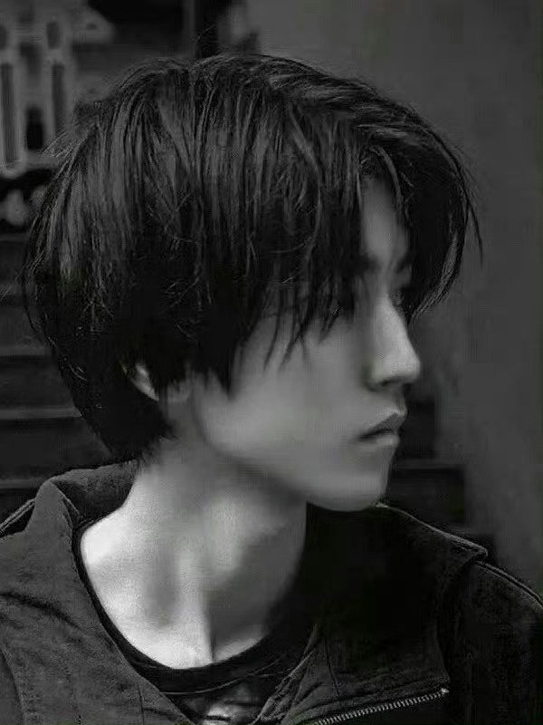 王俊凯无名之辈出场镜头,是黄发蘑菇头,满分俏皮感的小凯