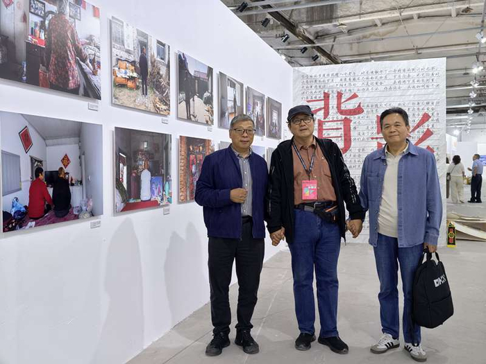 刘志刚专题作品《背影》在“平遥国际摄影节”开展__财经头条__新浪财经