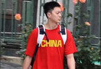  触目惊心！胡明轩伤病严重 与恩师合影膝盖鼓起大包 他首要任务养伤