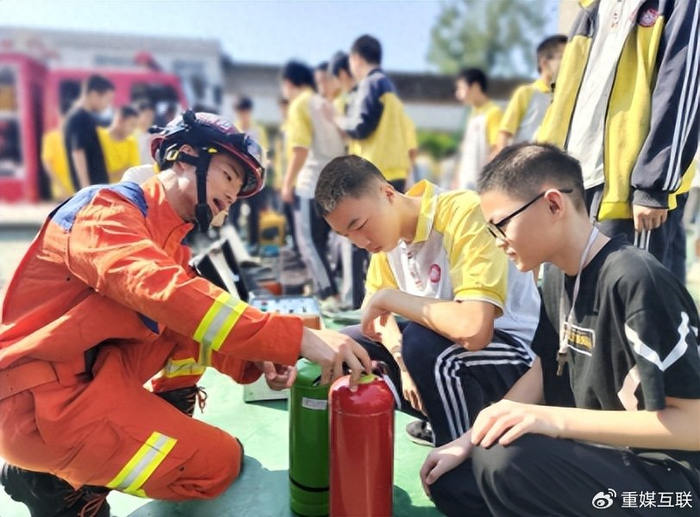 泸县消防救援大队得胜中学联合开展消防安全开学第一课活动