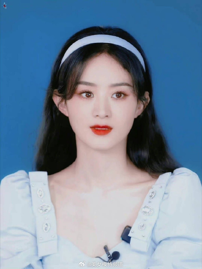 赵丽颖头戴蓝色发箍身穿同色系公主裙甜美又元气