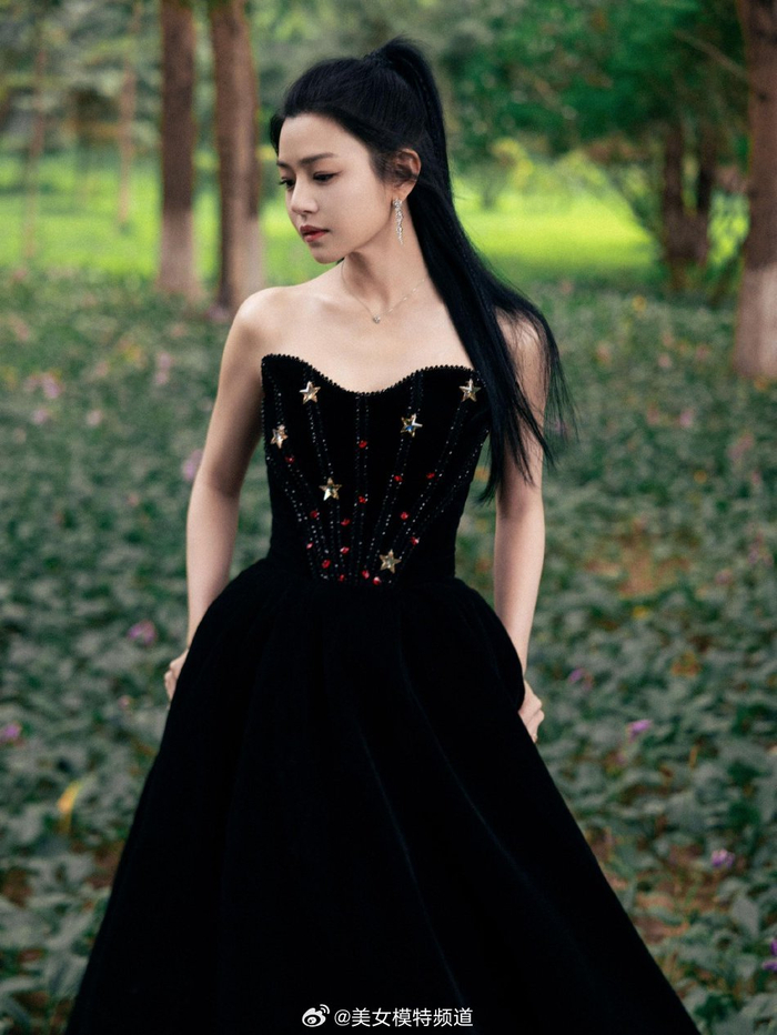 陈妍希穿黑色抹胸长裙露香肩扎高马尾元气少女感满满