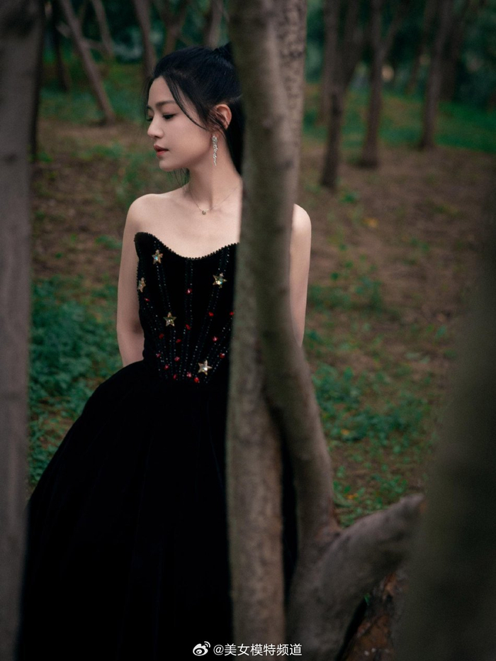 陈妍希穿黑色抹胸长裙露香肩扎高马尾元气少女感满满