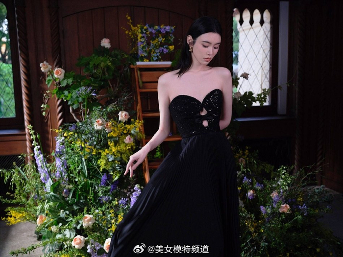 奚梦瑶黑色抹胸礼服出席晚宴腰肢盈盈身材纤细
