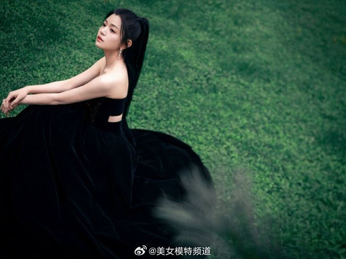 陈妍希穿黑色抹胸长裙露香肩扎高马尾元气少女感满满