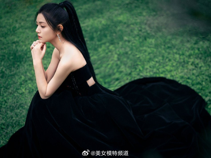 陈妍希穿黑色抹胸长裙露香肩扎高马尾元气少女感满满