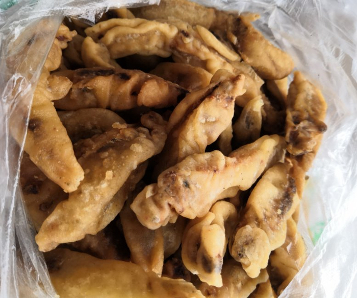 平昌油炸鱼,这道佳肴,选用的是当地正宗野生河鱼,搭配本地特产的米粉
