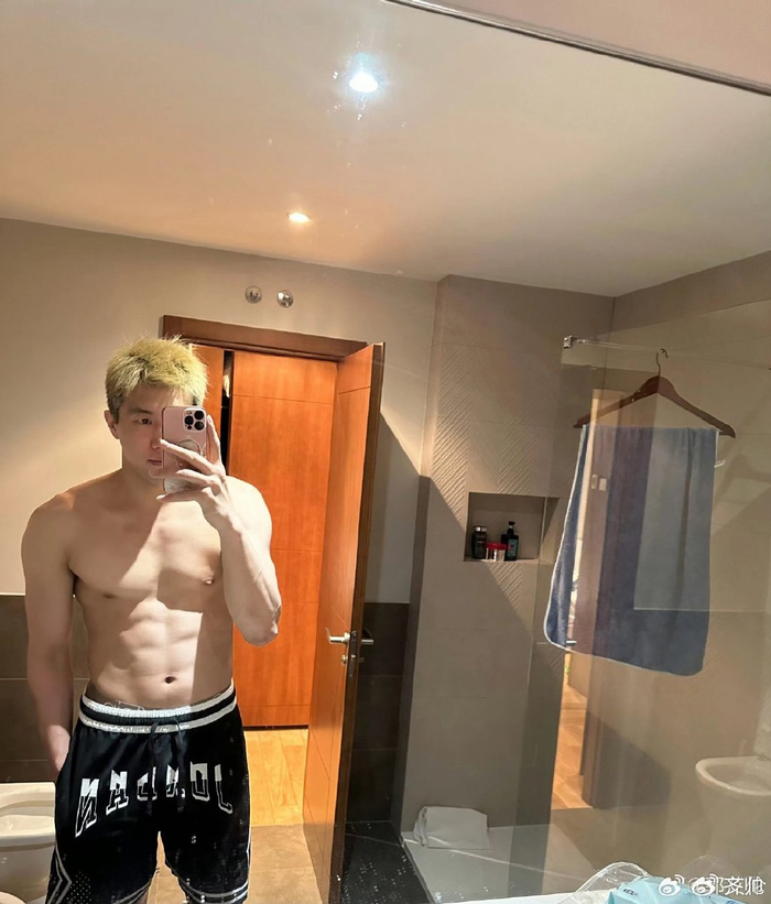 郭艾伦晒一身健硕的肌肉六块腹肌很发达辽篮期待郭艾伦回归