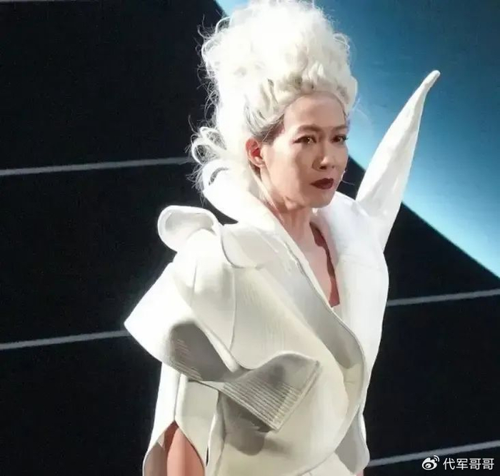 她曾与谢霆锋秘恋4年,被雪藏后患上抑郁症,如今52岁怎样了?