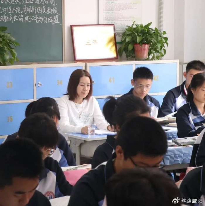 同学们在课堂上认真思考,紧跟老师思路,积极参与课堂,变成课堂的主人