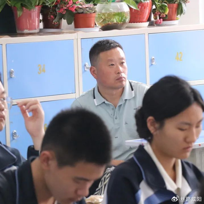 同学们在课堂上认真思考,紧跟老师思路,积极参与课堂,变成课堂的主人