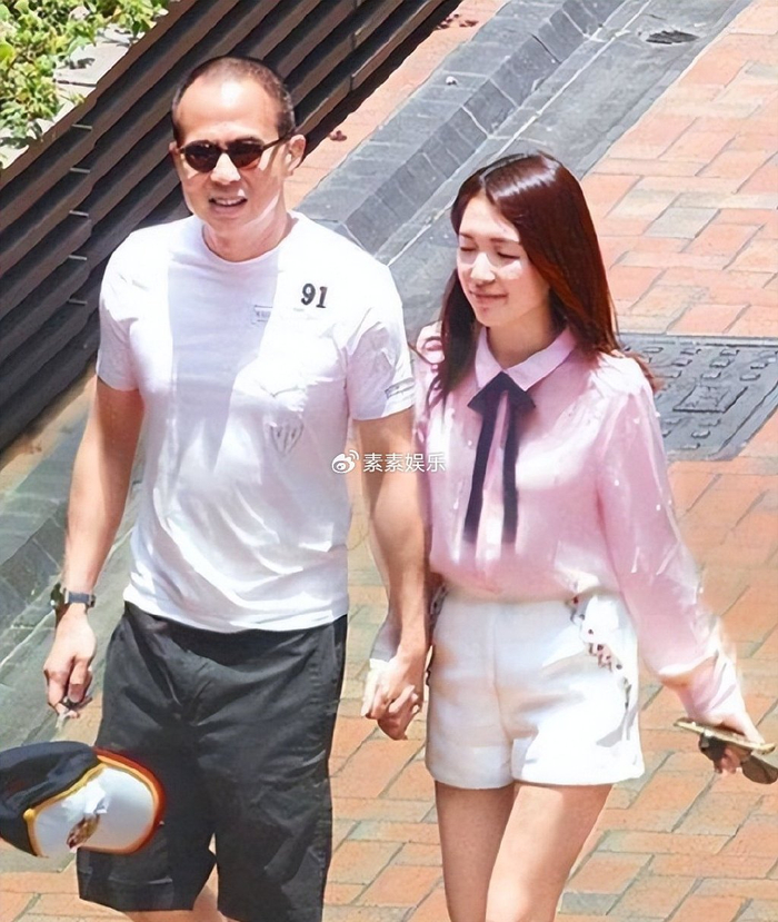 郭嘉文出席婚礼被众星捧月站c位彰显独有的贵妇气质