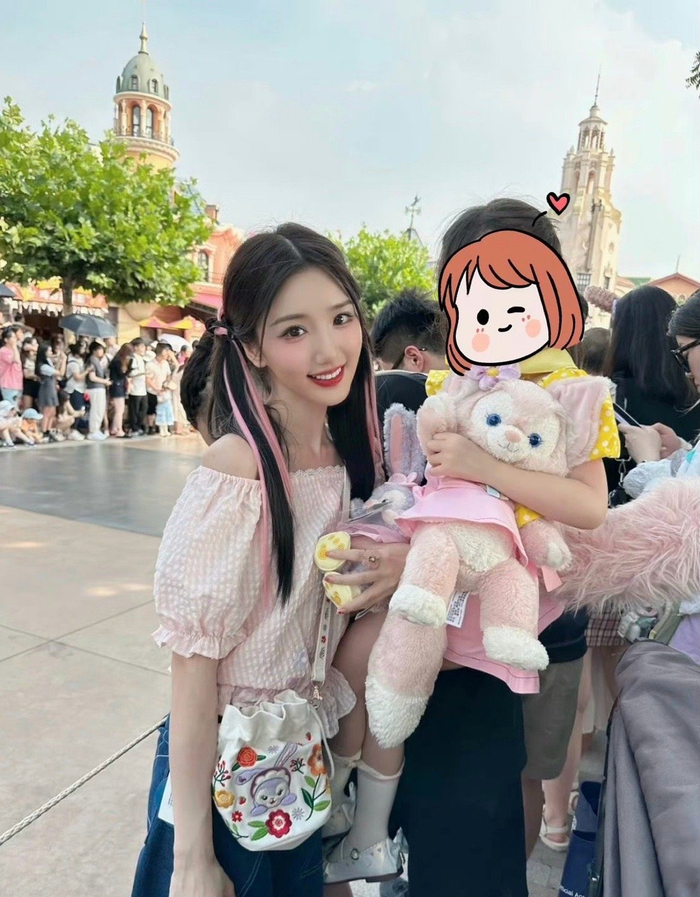 毛晓彤在迪士尼和路人的合照这不就是可爱女高吗