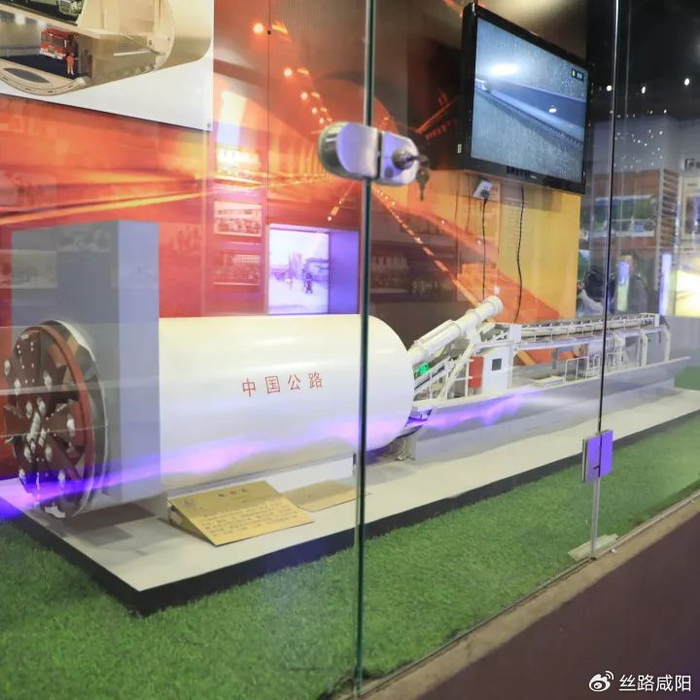 校史馆一页页文字,一幅幅照片,一份份证书,一具具模型,生动形象地展示