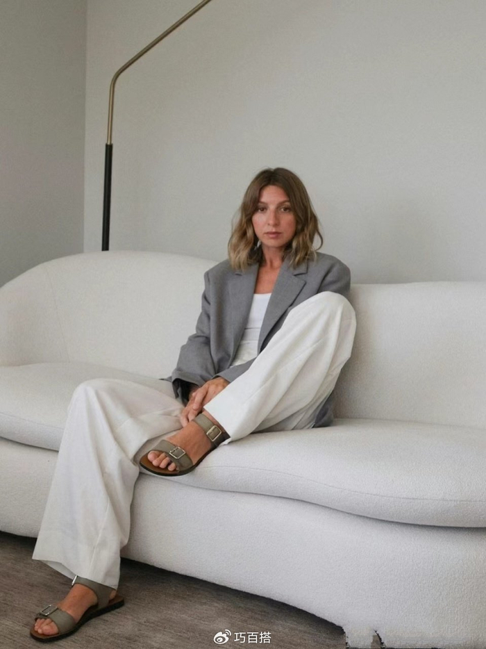 当然了,大家也会根据自身身高的不同选择不同高度的高跟凉鞋,这一点在