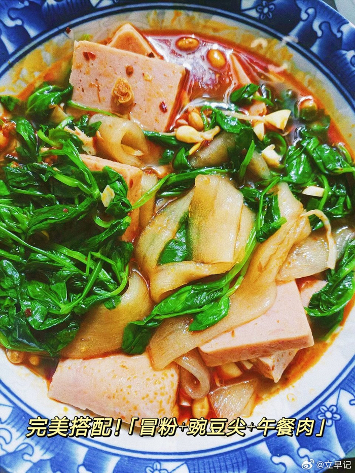 冒粉儿是成都特色的传统小吃它是用已经预煮好的红薯宽粉在热锅中再烫