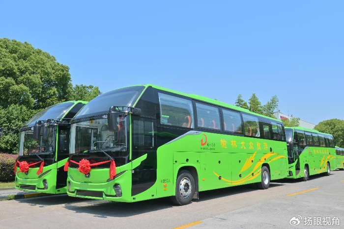 陕北旅运提档升级!批量苏州金龙新v系客车交付榆林大众旅运
