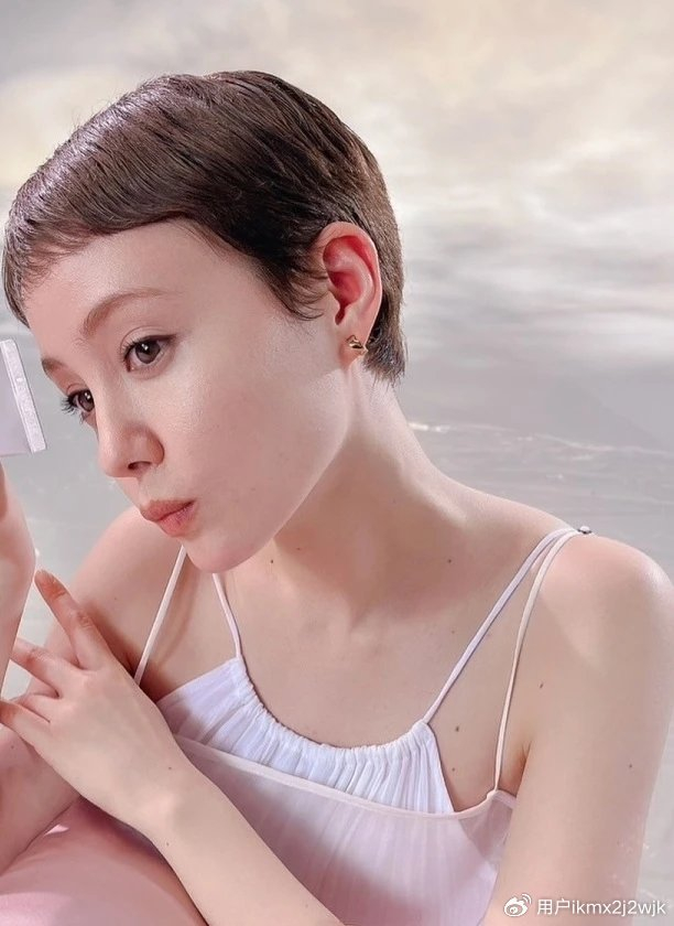 超短露耳短发:高颜值美女的时尚秘诀