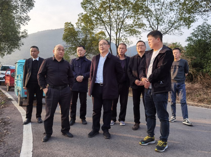 杨波还到县经济开发区银山村李发垄检查了林长制及森林防灭火情况.