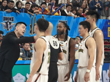 辽宁男篮第四节崩盘原因分析：杨鸣暴怒被驱逐，许利民面临阵容调配难题