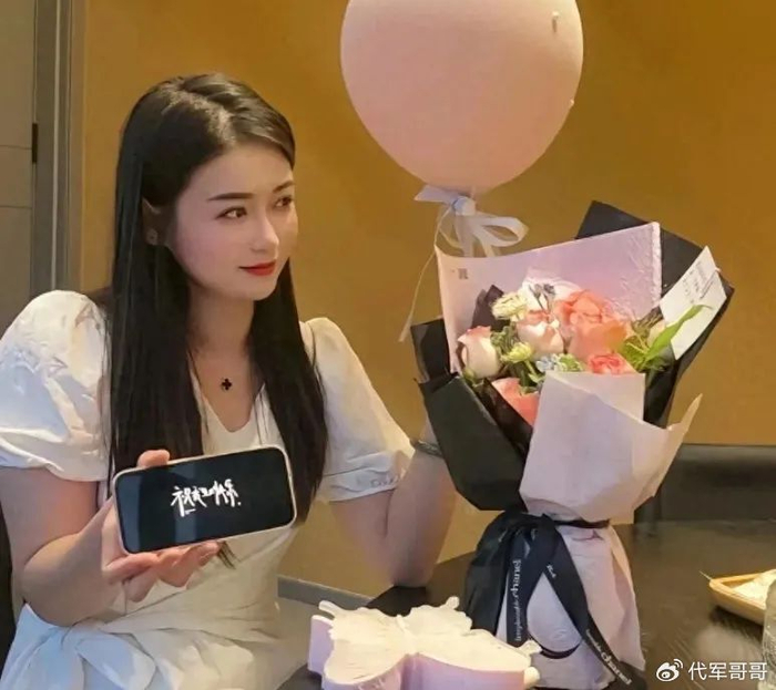 34岁“村花”侯丽丽，突发急性脑梗去世，网红前夫把她接回家安葬__财经头条__新浪财经