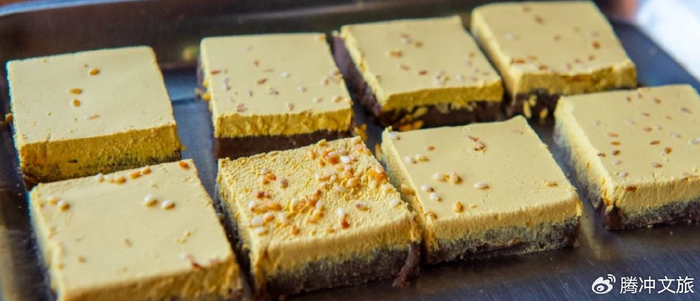 松花糕是腾冲一种较为多见的甜品,以松花粉,红豆制成,上层金黄,下层