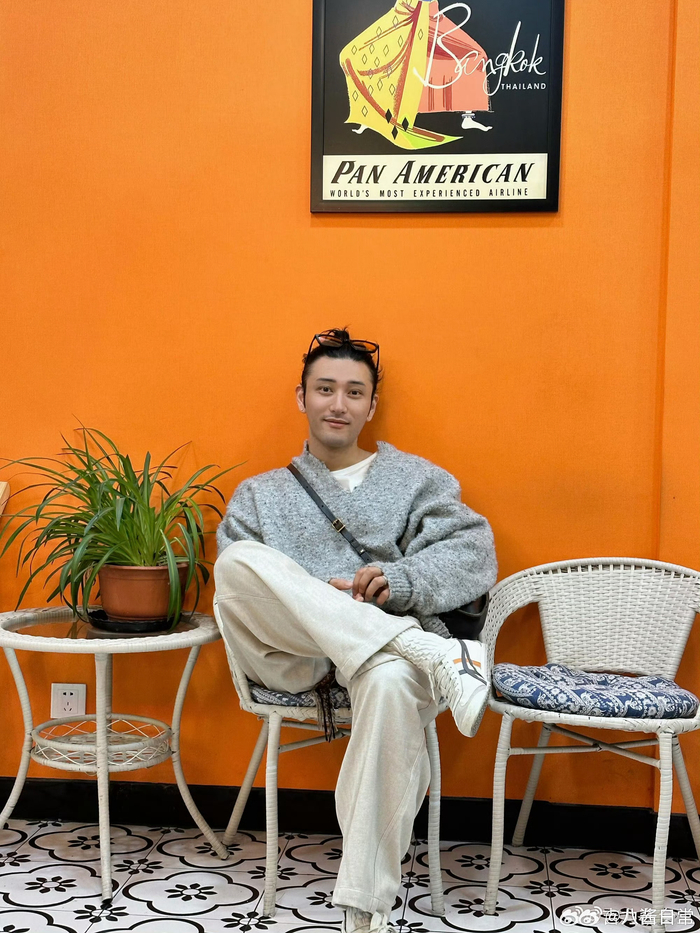 吴哲晗与男友赵毅劼发微博承认恋情