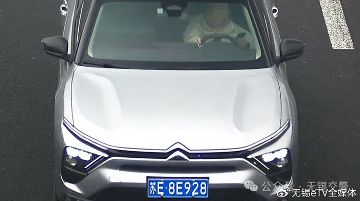 新锡路高架一泰伯大道南上匝道(由北向南)车牌:苏lvw632违法地