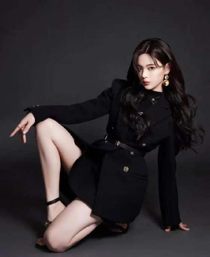 杨超越的穿搭整体总体来说,是看起来比较简单干练的风格,而且能够凸显