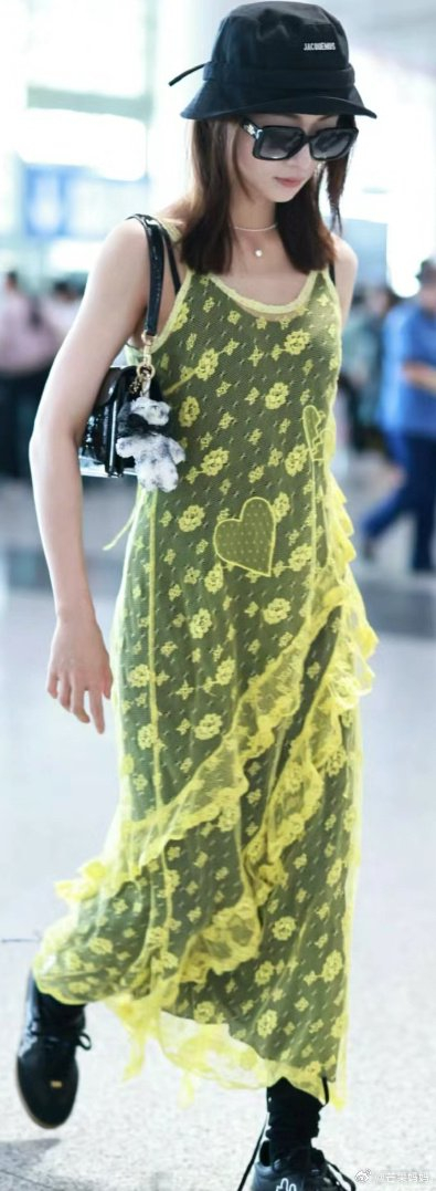 眉姐姐丑衣服这种小众的赛道都有女明星闯…|吴谨言|李梦_新浪新闻