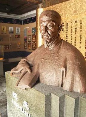“乾嘉学派”的后起之秀阮元在学术上有很大成就，推动了文化发展