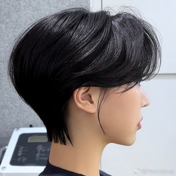 挂耳立体层次短发成为了女性们表达自我,展现个性的绝佳方式