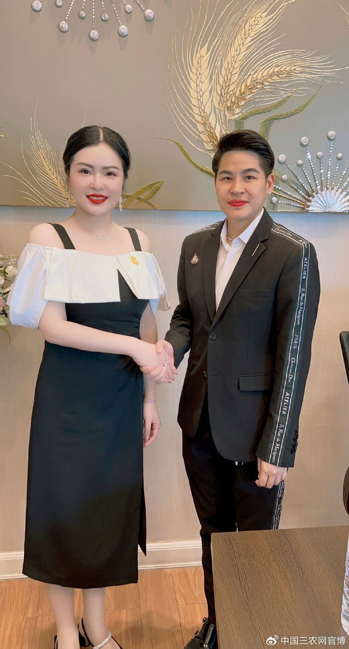 泰国公主巴莫·雅娅将王室勋章送给了国宝儿老师,并亲自为其佩戴上