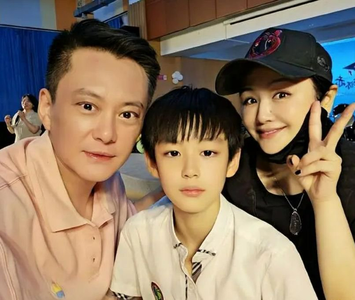 帅气儿子小学毕业,一家三口同框温馨庆祝__财经头条