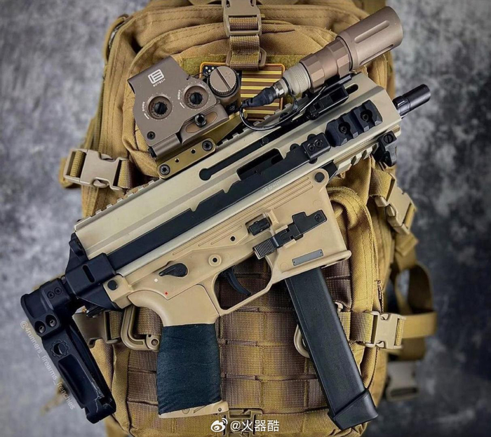 加载了eotech瞄具的枪械美图