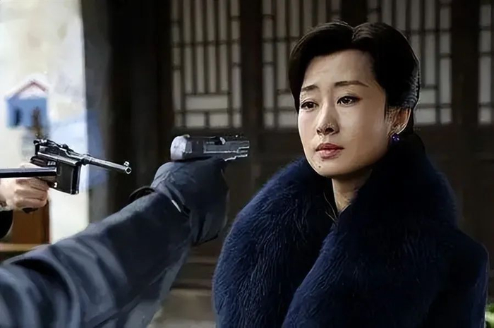 刘敏涛属于典型的大器晚成的女明星,《伪装者》播出后,饰演明镜的