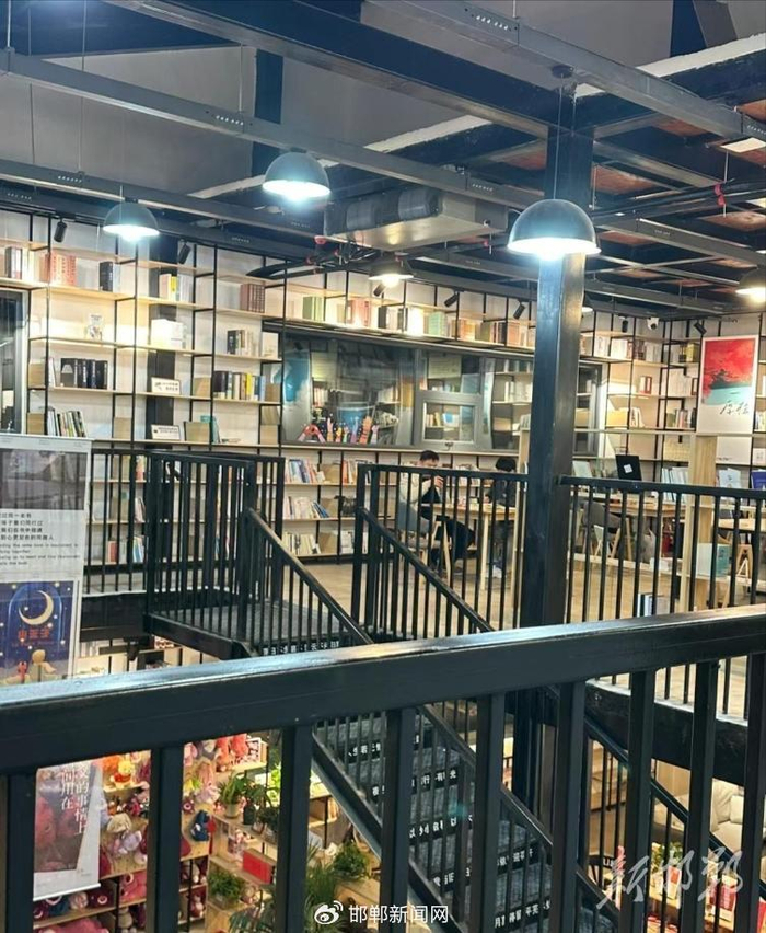 春光美如斯 读书正当时|图书馆|书屋|书店_新浪新闻