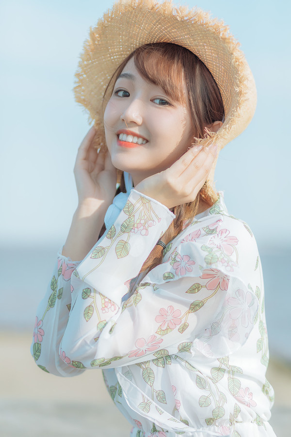 其实小编的建议是你可以放下剪刀手,学下下面女生的这个拍照姿势,抬手
